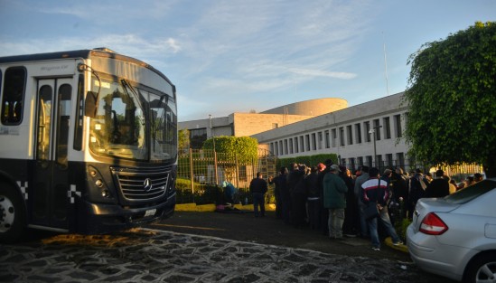 Diputados electos, en funciones y simpatizantes de MORENA mantuvieron desde la madrugada su protesta en los accesos al Palacio Legislativo contra donaciones y creación del municipio 213 que estarían en el orden del día de la última sesión de la LXIV Legislatura Local.