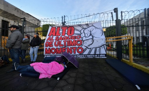 Diputados electos, en funciones y simpatizantes de MORENA mantuvieron desde la madrugada su protesta en los accesos al Palacio Legislativo contra donaciones y creación del municipio 213 que estarían en el orden del día de la última sesión de la LXIV Legislatura Local.