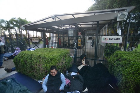 Diputados electos, en funciones y simpatizantes de MORENA mantuvieron desde la madrugada su protesta en los accesos al Palacio Legislativo contra donaciones y creación del municipio 213 que estarían en el orden del día de la última sesión de la LXIV Legislatura Local.