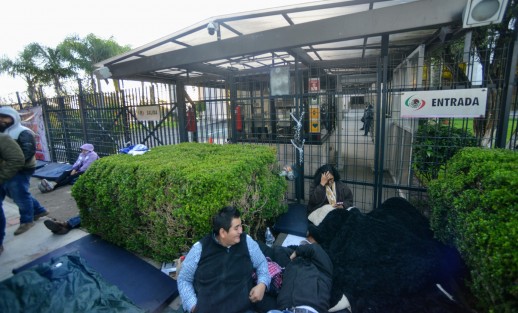 Diputados electos, en funciones y simpatizantes de MORENA mantuvieron desde la madrugada su protesta en los accesos al Palacio Legislativo contra donaciones y creación del municipio 213 que estarían en el orden del día de la última sesión de la LXIV Legislatura Local.