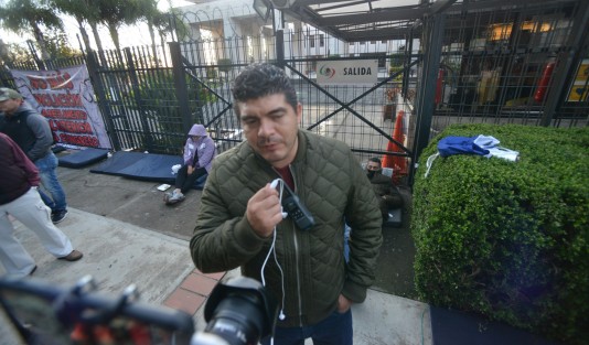 Diputados electos, en funciones y simpatizantes de MORENA mantuvieron desde la madrugada su protesta en los accesos al Palacio Legislativo contra donaciones y creación del municipio 213 que estarían en el orden del día de la última sesión de la LXIV Legislatura Local.