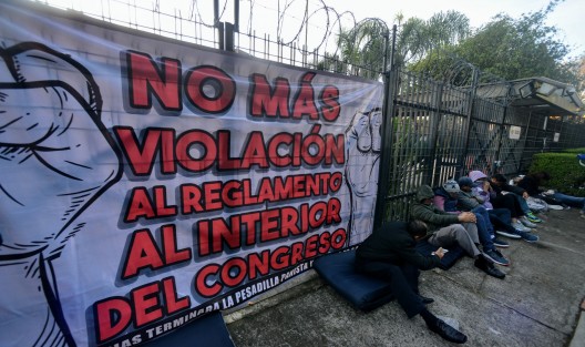 Diputados electos, en funciones y simpatizantes de MORENA mantuvieron desde la madrugada su protesta en los accesos al Palacio Legislativo contra donaciones y creación del municipio 213 que estarían en el orden del día de la última sesión de la LXIV Legislatura Local.