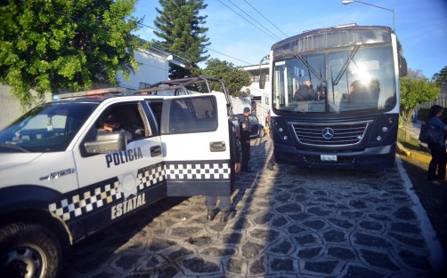 Al amanecer de este día los ocupantes de el camión de policías fueron relevados por elementos frescos. 