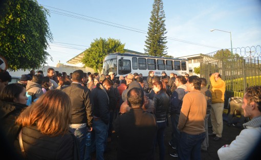 Al amanecer de este día los ocupantes de el camión de policías fueron relevados por elementos frescos. 