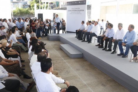  El edificio, ubicado a un lado del fraccionamiento Vista Mar, se encuentra rodeado por humildes viviendas de cartón y láminas.