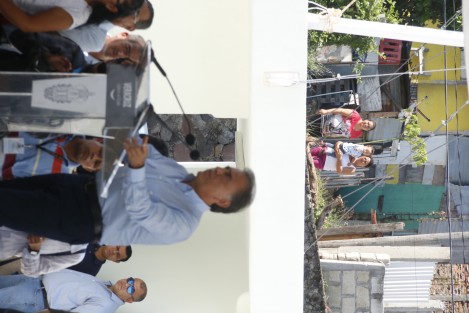  El edificio del Centro Integral de Justicia, ubicado a un lado del fraccionamiento Vista Mar, se encuentra rodeado por humildes viviendas de cartón y láminas.