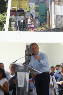  El edificio del Centro Integral de Justicia, ubicado a un lado del fraccionamiento Vista Mar, se encuentra rodeado por humildes viviendas de cartón y láminas.