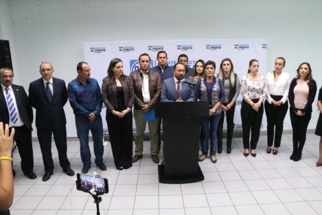 Panistas veracruzanos preocupados por la democracia, asustados porque la consulta sobre el NAIM, dicen, sería el principio para que MORENA se perpetue en el poder. Igualmente criticaron la toma del Palacio Legislativo por diputados de MORENA.
