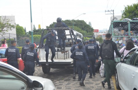 Generó expectativa  el cambio de guardia de policías entre manifestantes y alumnos del Conalep que se encuentra  frente la cochera de la legislatura.