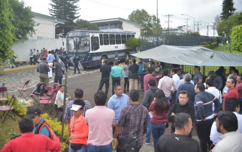 Generó expectativa  el cambio de guardia de policías entre manifestantes y alumnos del Conalep que se encuentra  frente la cochera de la legislatura.