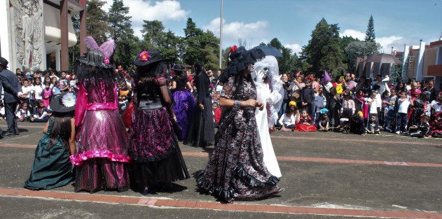 Como en otras instituciones educativas, en la Benemérita Escuela Normal Veracruzana, alumnos realizaon actividades alusivas a los festejos de Días de Muertos.