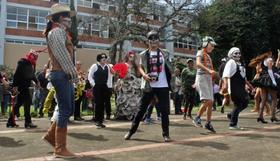 Como en otras instituciones educativas, en la Benemérita Escuela Normal Veracruzana, alumnos realizaon actividades alusivas a los festejos de Días de Muertos.