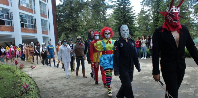 Como en otras instituciones educativas, en la Benemérita Escuela Normal Veracruzana, alumnos realizaon actividades alusivas a los festejos de Días de Muertos.