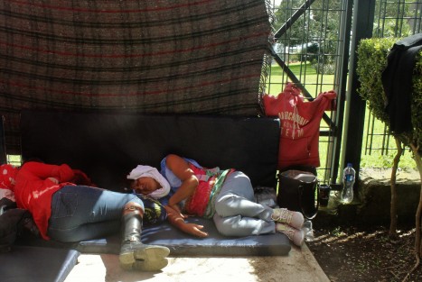 Diputados en funciones y electos de MORENA tomaron el Palacio Legislativo desde la medianoche del lunes con el fin de impedir que se aprobaran en sesión de este martes, la donación a ayuntamiento de Veracruz diversas propiedades, además de la creación del municipio 213. Legisladores en plantón piden se concluyan las sesiones y legislatura. 