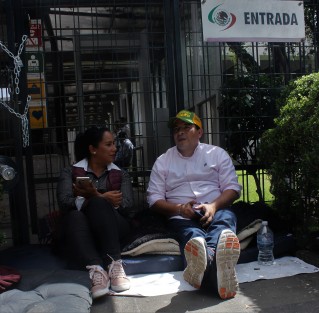 Diputados en funciones y electos de MORENA tomaron el Palacio Legislativo desde la medianoche del lunes con el fin de impedir que se aprobaran en sesión de este martes, la donación a ayuntamiento de Veracruz diversas propiedades, además de la creación del municipio 213. Legisladores en plantón piden se concluyan las sesiones y legislatura. 