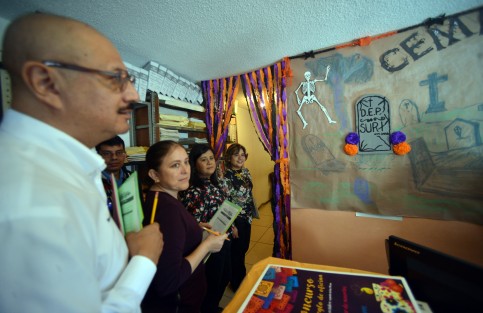 Con la participación de empleados y jefes de área se llevó a cabo el concurso de arreglo de oficinas, altares de muertos y disfraces en la Subdirección de Administración Escolar en el centro de Xalapa.  