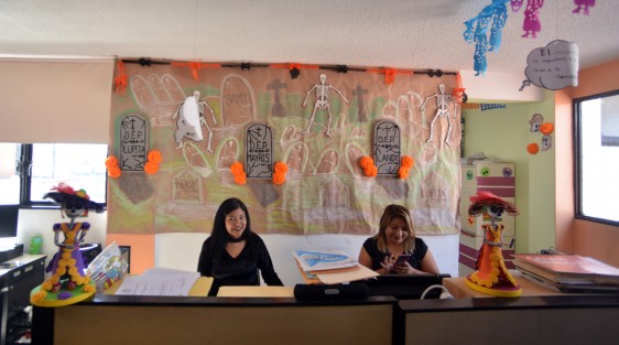 Con la participación de empleados y jefes de área se llevó a cabo el concurso de arreglo de oficinas, altares de muertos y disfraces en la Subdirección de Administración Escolar en el centro de Xalapa.  