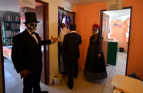 Con la participación de empleados y jefes de área se llevó a cabo el concurso de arreglo de oficinas, altares de muertos y disfraces en la Subdirección de Administración Escolar en el centro de Xalapa. 
