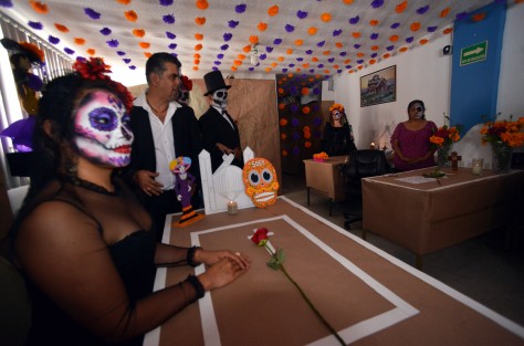 Con la participación de empleados y jefes de área se llevó a cabo el concurso de arreglo de oficinas, altares de muertos y disfraces en la Subdirección de Administración Escolar en el centro de Xalapa. 