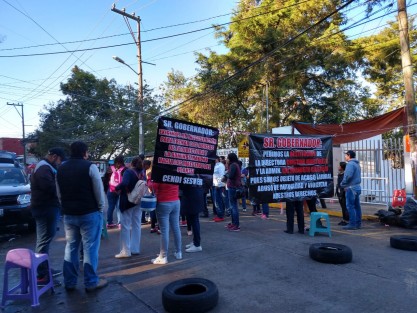 Docentes, padres de familia y trabajadores del Centro de Desarrollo Infantil (CENDI) de los Servicios de Salud (SESVER) bloquearon la vialidad en la calle Aguas Calientes, de la colonia Progreso, pidiendo que la Secretaría de Salud en el estado concluya la rehabilitación de salones de este plantel ubicado en esta calle y a donde acuden hijos de trabajadores de esta dependencia del estado. 
