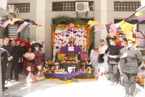 Se realizó el concurso de altares alusivo a la celebración del Día de Muertos en los bajos del palacio municipal de Veracruz. Participaron alumnos de distintos niveles educativos.