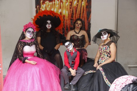 Se realizó el concurso de altares alusivo a la celebración del Día de Muertos en los bajos del palacio municipal de Veracruz. Participaron alumnos de distintos niveles educativos.