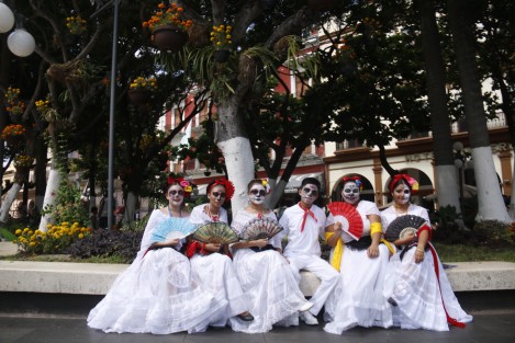 Se realizó el concurso de altares aluscivo a la celebración del Día de Muertos en los bajos del palacio municipal. Participaron alumnos de distintos niveles educativos.  