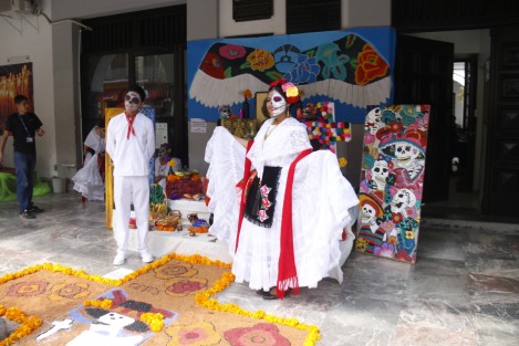Se realizó el concurso de altares aluscivo a la celebración del Día de Muertos en los bajos del palacio municipal. Participaron alumnos de distintos niveles educativos.  