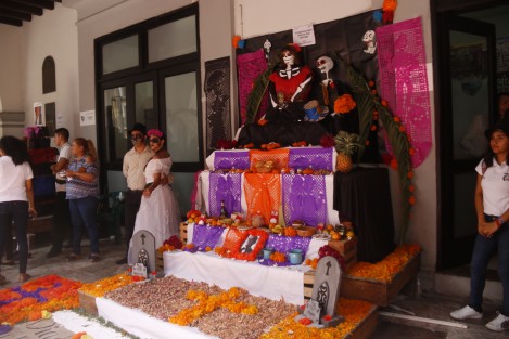 Se realizó el concurso de altares aluscivo a la celebración del Día de Muertos en los bajos del palacio municipal. Participaron alumnos de distintos niveles educativos.  