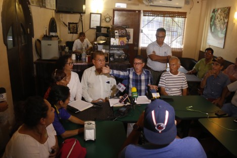 Un grupo de ciudadanos, encabezados por el ingeniero Alberto Yepez Alarcón, piden a las autoridades municipales de Veracruz que intervengan para que bajen las tarifas que cobran las empresas privadas por el suministro de agua potable.  