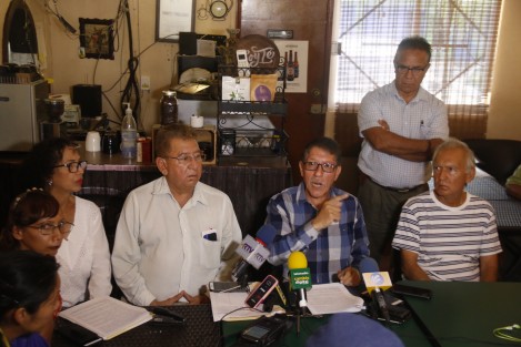 Un grupo de ciudadanos, encabezados por el ingeniero Alberto Yepez Alarcón, piden a las autoridades municipales de Veracruz que intervengan para que bajen las tarifas que cobran las empresas privadas por el suministro de agua potable.  