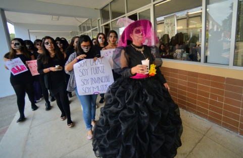 Docentes y alumnas de la Benemérita Escuela Normal Veracruzana  Enrique C Rébsamen marcharon en contra de la violencia de género. 
