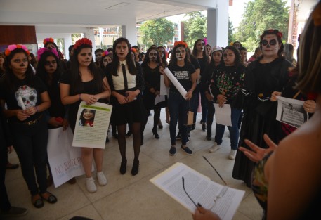 Docentes y alumnas de la Benemérita Escuela Normal Veracruzana  Enrique C Rébsamen marcharon en contra de la violencia de género. 