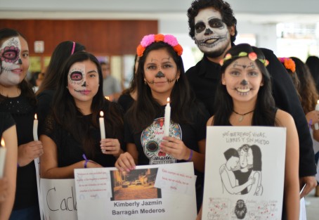 Docentes y alumnas de la Benemérita Escuela Normal Veracruzana  Enrique C Rébsamen marcharon en contra de la violencia de género. 