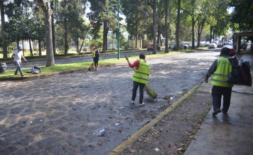 Después de muchos años de abandono por fin se le hace justicia a la calle Villahermosa, sólo en el tramo que va de avenida Xalapa a Ruiz Cortines, hoy fue limpiada y barrida por personal de Limpia Pública.