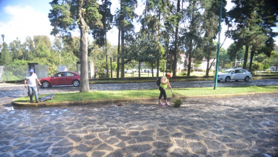 Después de muchos años de abandono por fin se le hace justicia a la calle Villahermosa, sólo en el tramo que va de avenida Xalapa a Ruiz Cortines, hoy fue limpiada y barrida por personal de Limpia Pública.