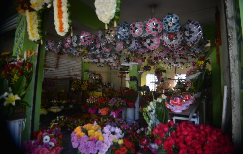 Floristas establecidos y temporales de la avenida Xalapa  se dicen listos para este día de muertos así como limpiatumbas y demás personas que en esta temporada se emplean por estas festividades.