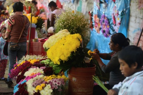 Floristas establecidos y temporales de la avenida Xalapa  se dicen listos para este día de muertos así como limpiatumbas y demás personas que en esta temporada se emplean por estas festividades.