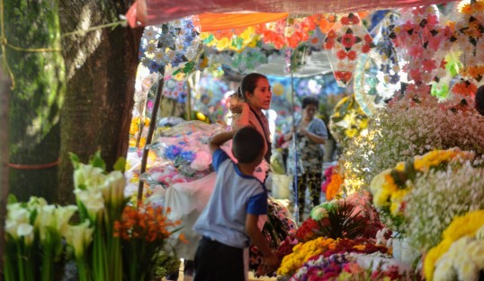Floristas establecidos y temporales de la avenida Xalapa  se dicen listos para este día de muertos así como limpiatumbas y demás personas que en esta temporada se emplean por estas festividades.