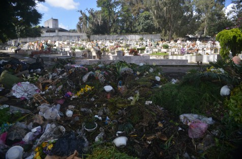 No así el Panteón  Xalapeño, donde se pueden observar los montones de basura de la temporada pasada. Se espera que en las próximas horas sea limpiada para comodidad de los visitantes.