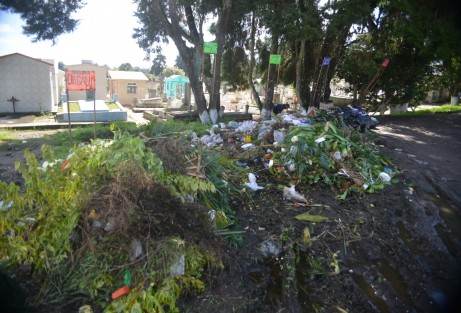 No así el Panteón  Xalapeño, donde se pueden observar los montones de basura de la temporada pasada. Se espera que en las próximas horas sea limpiada para comodidad de los visitantes.
