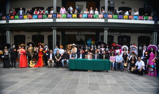 Instituciones de nivel medio superior participaron del concurso de altares y catrinas que se realizó en el Colegio Preparatorio de Xalapa.