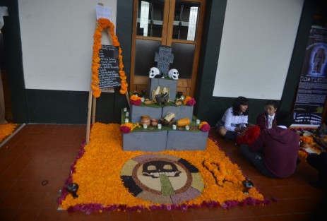 Instituciones de nivel medio superior participaron del concurso de altares y catrinas que se realizó en el Colegio Preparatorio de Xalapa.