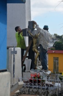 En el Panteón Xalapeño se pueden observar los montones de basura de la temporada pasada. Se espera que en las próximas horas sea limpiada para comodidad de los visitantes.