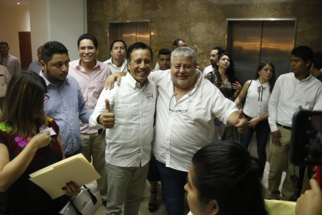 Con la presencia del gobernador electo, Cuitláhuac García, legisladores locales y federales, así como alcaldes de MORENA, dio inicio la Reunión de la Dirigencia Nacional con Representantes Populares.