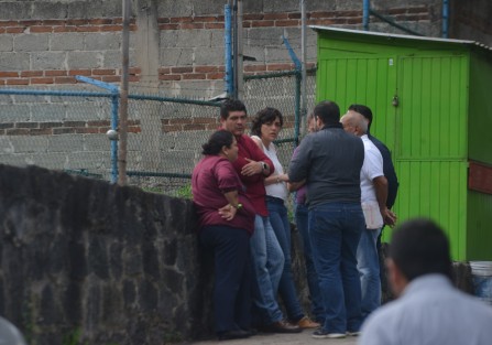 Después de que algunos miembros de la Jucopo se reunieran, diputados y simpatizantes de MORENA esperan el arribo de personal de la legislatura para dialogar con ellos.