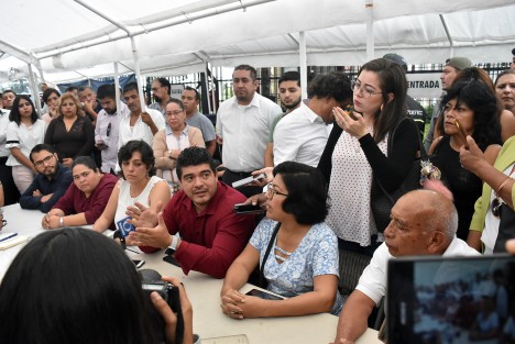 Militantes y simpatizantes de MORENA apostados en los accesos de Legislatura de Veracruz recibieron a los enviados de la Jucopo donde se da por enterado de la orden del día para la última sesión de la actual Legislatura; con esto, termina la protesta que duró tres días.