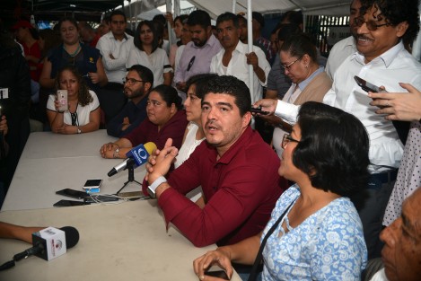 Militantes y simpatizantes de MORENA apostados en los accesos de Legislatura de Veracruz recibieron a los enviados de la Jucopo donde se da por enterado de la orden del día para la última sesión de la actual Legislatura; con esto, termina la protesta que duró tres días.  