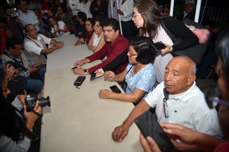 Militantes y simpatizantes de MORENA apostados en los accesos de Legislatura de Veracruz recibieron a los enviados de la Jucopo donde se da por enterado de la orden del día para la última sesión de la actual Legislatura; con esto, termina la protesta que duró tres días.  