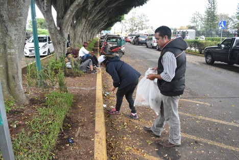 Morenos se hacen responsables de la basura en los alrededores del Palacio Legislativo.  